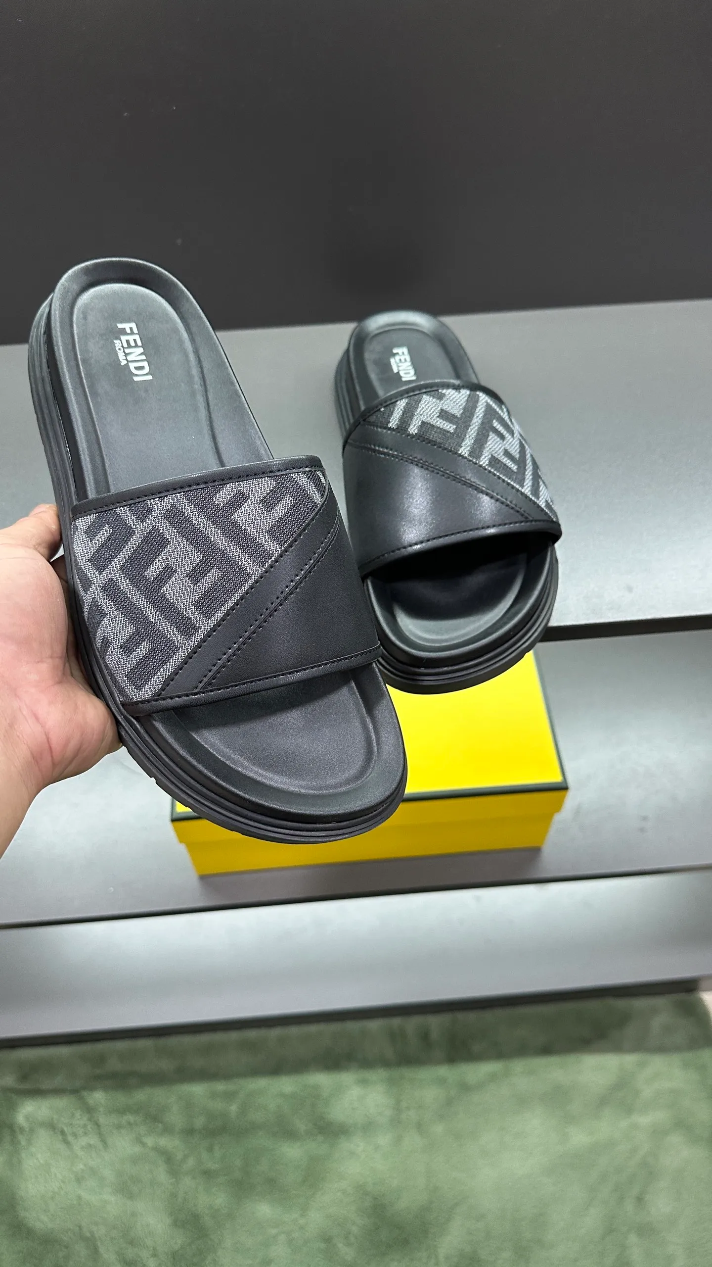 P300 [Fendi Slippers] High-end men's shoes brand, official website 1:1 latest masterpiece: original mold customization, fabrics made of imported original materials, upgraded outsole, lighter and non-slip. The market's top quality, simple yet tasteful, a must-have for fashionistas, fashionable at your feet, full of confidence, the same style at the counter 👍The season of summer slippers is here. Code: 38-45, 46 order